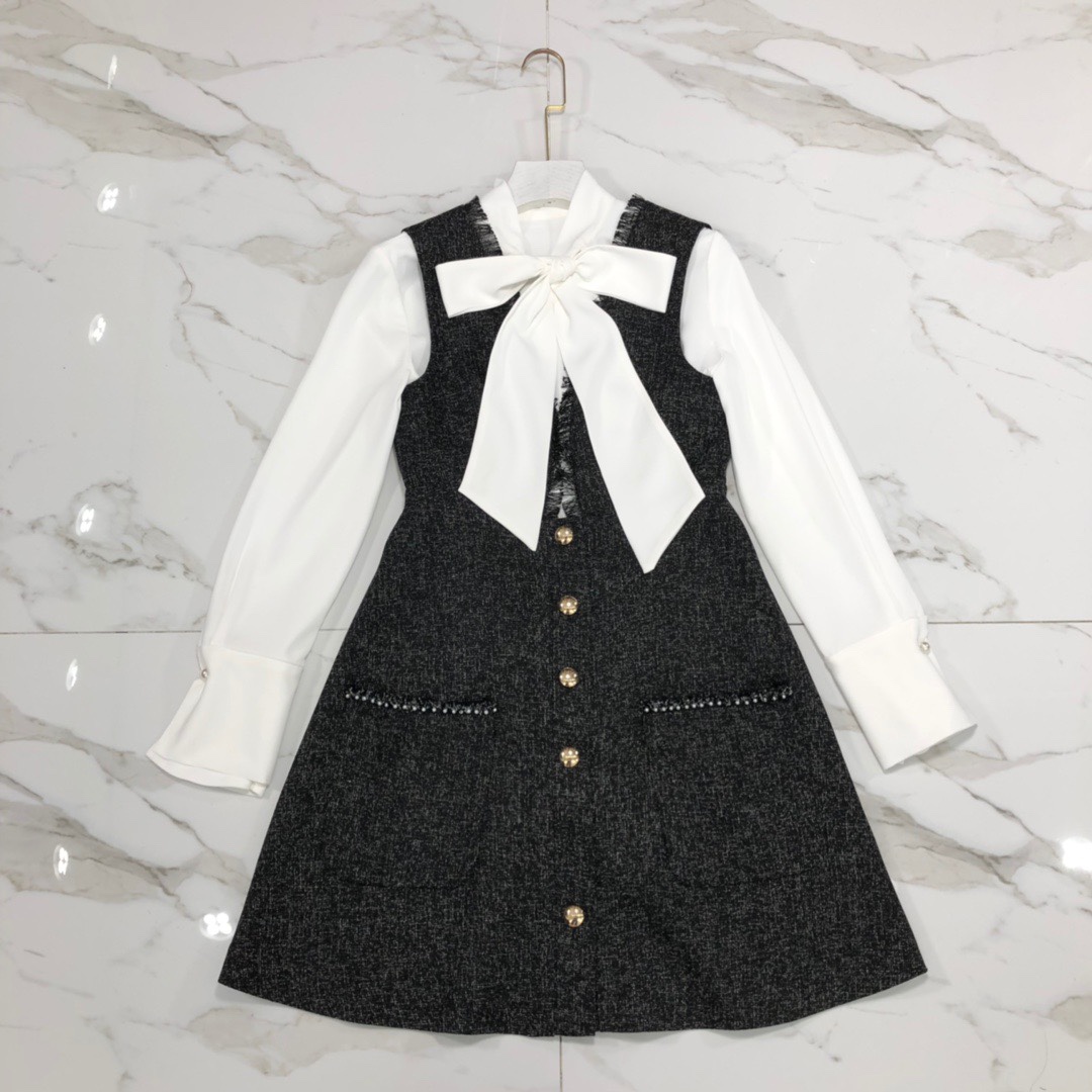 chanel香奈儿2019冬款系带衬衫 粗花呢背心连衣裙两件套,上身效果好