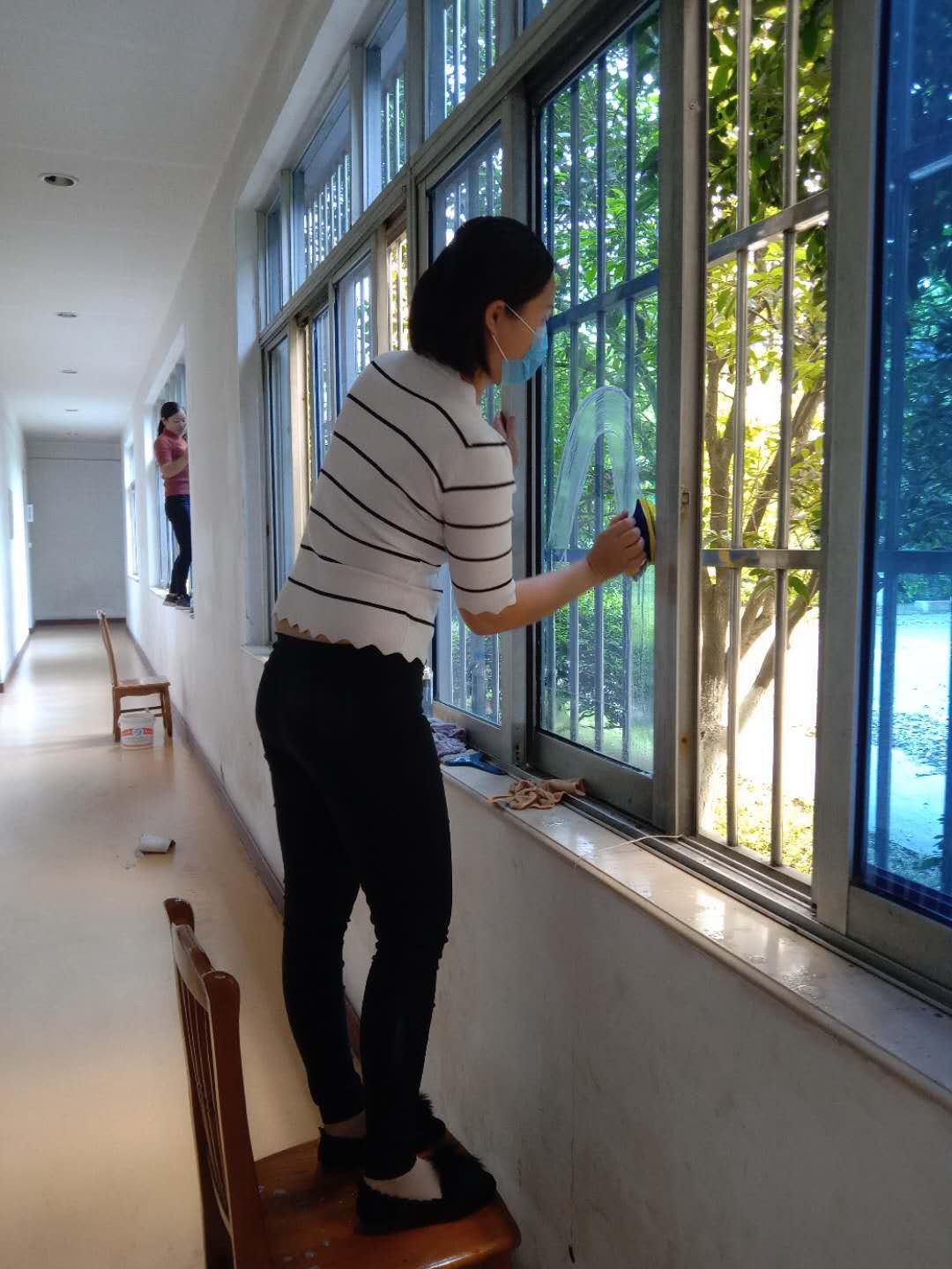 专业钟点工搬家,打扫卫生电话15824554432张女士——爱家家政服务公司