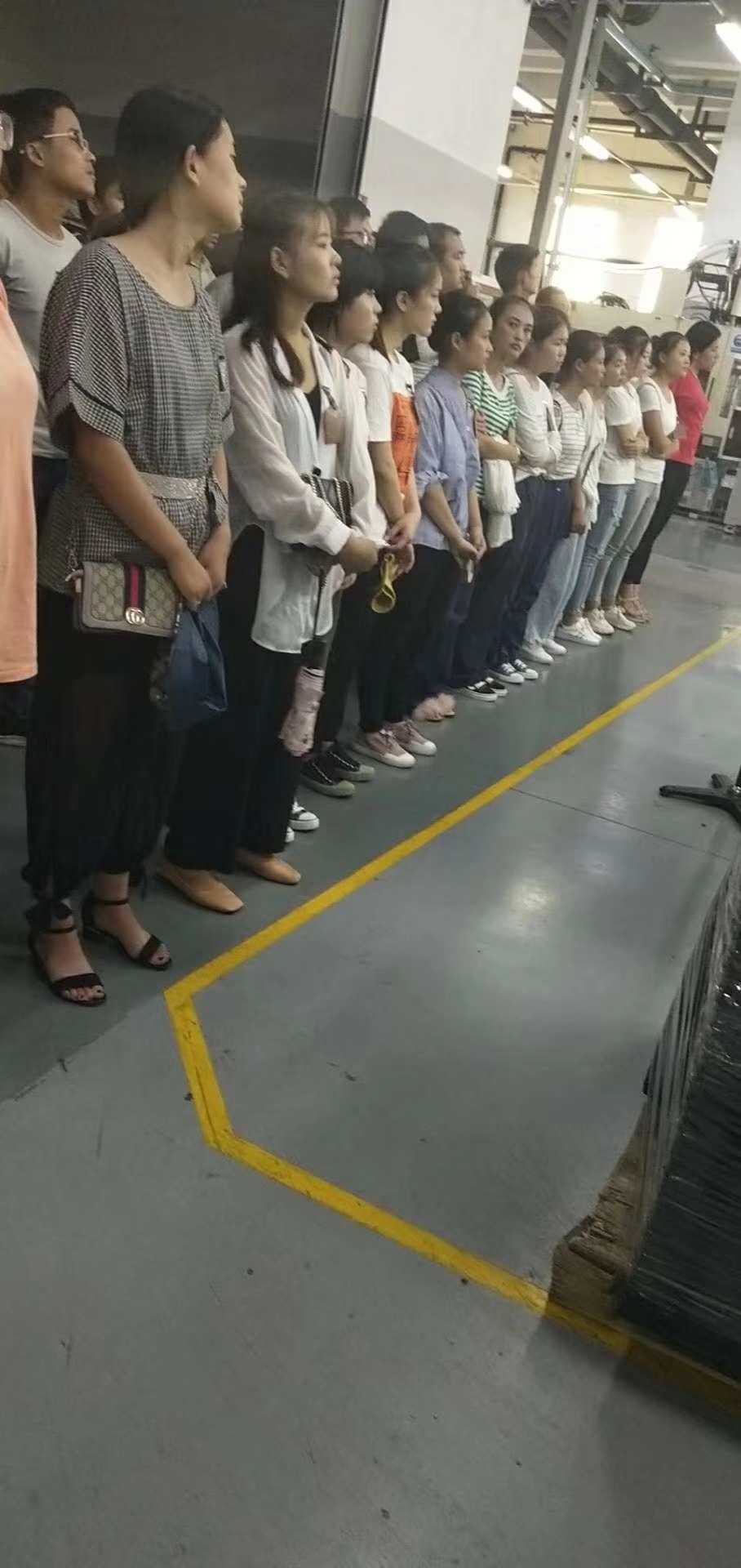 厂区直招无经验可带薪培训包吃包住做六休一坐着上班不穿无尘服