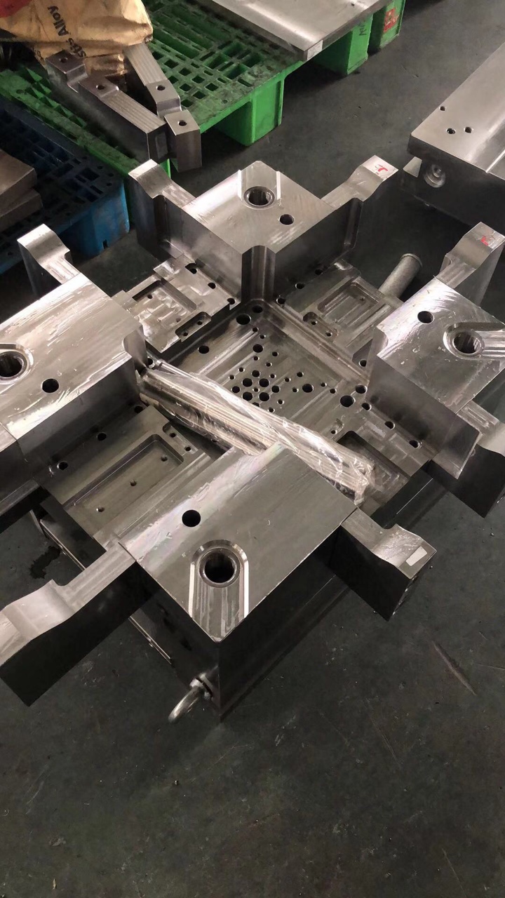 标准模架厂招聘装配工